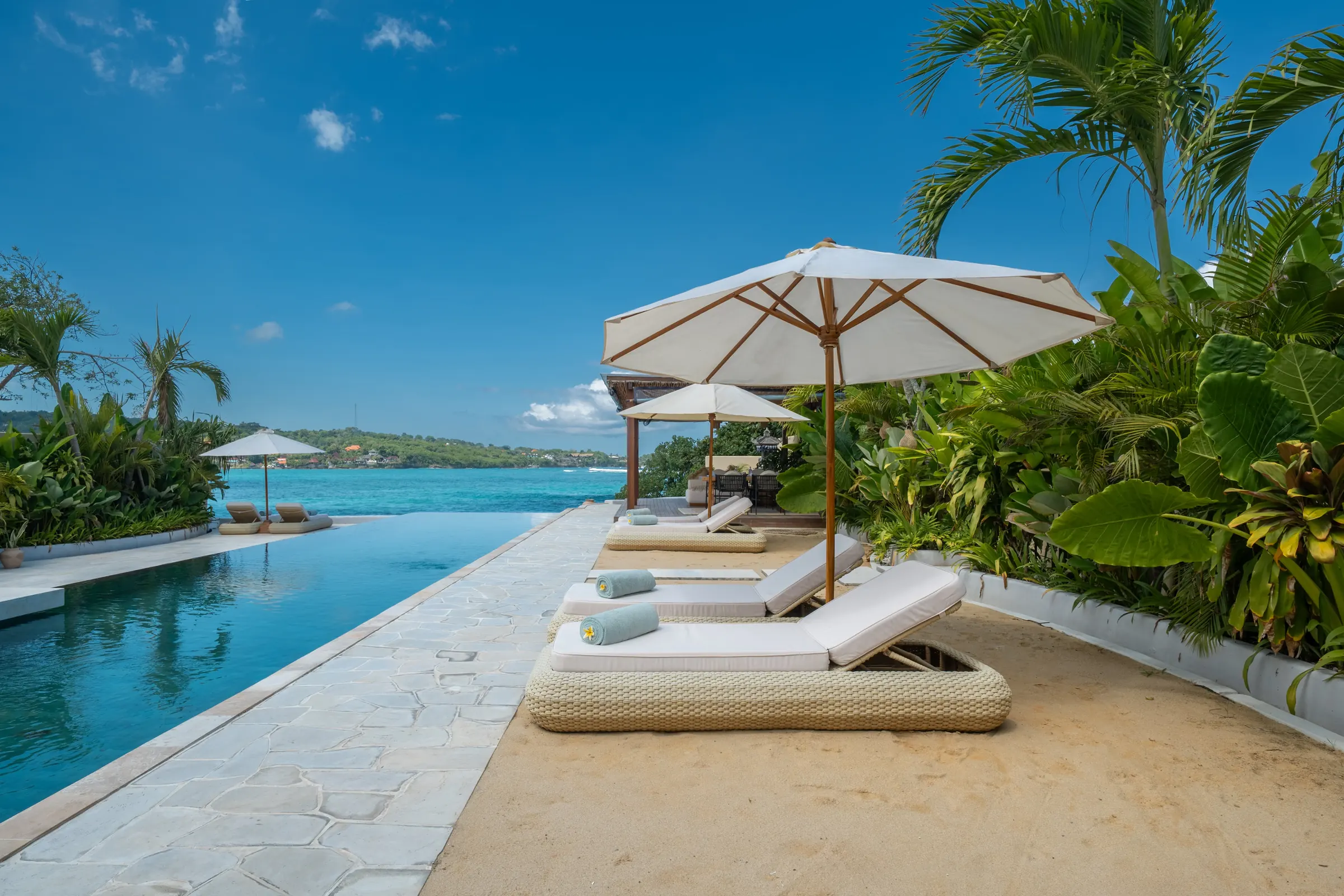 Sun loungers and parasol facing the sea