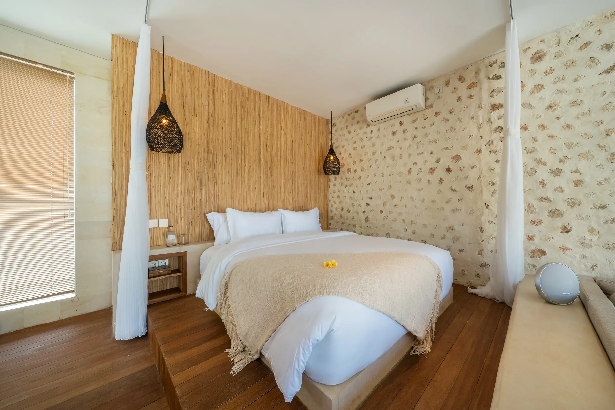 Garden suite bed with frangipani, Villa Kingfisher