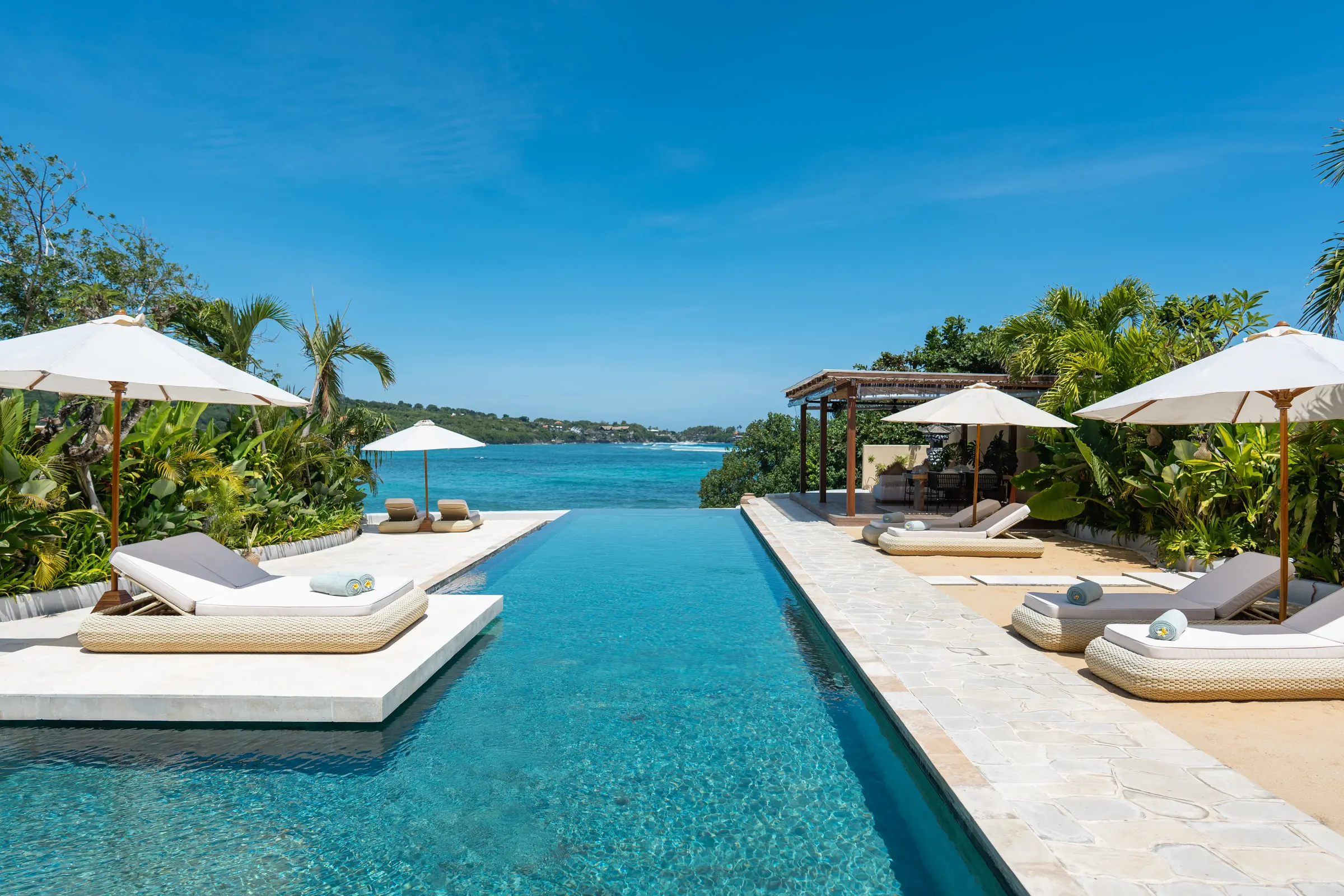 Infinity pool and daybed islands over the Bali Sea, Villa Kingfisher
